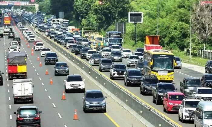 Mengapa Jalanan Kita Selalu 'Merah' Saat Liburan? Mengurai Pola Kemacetan Akhir Tahun