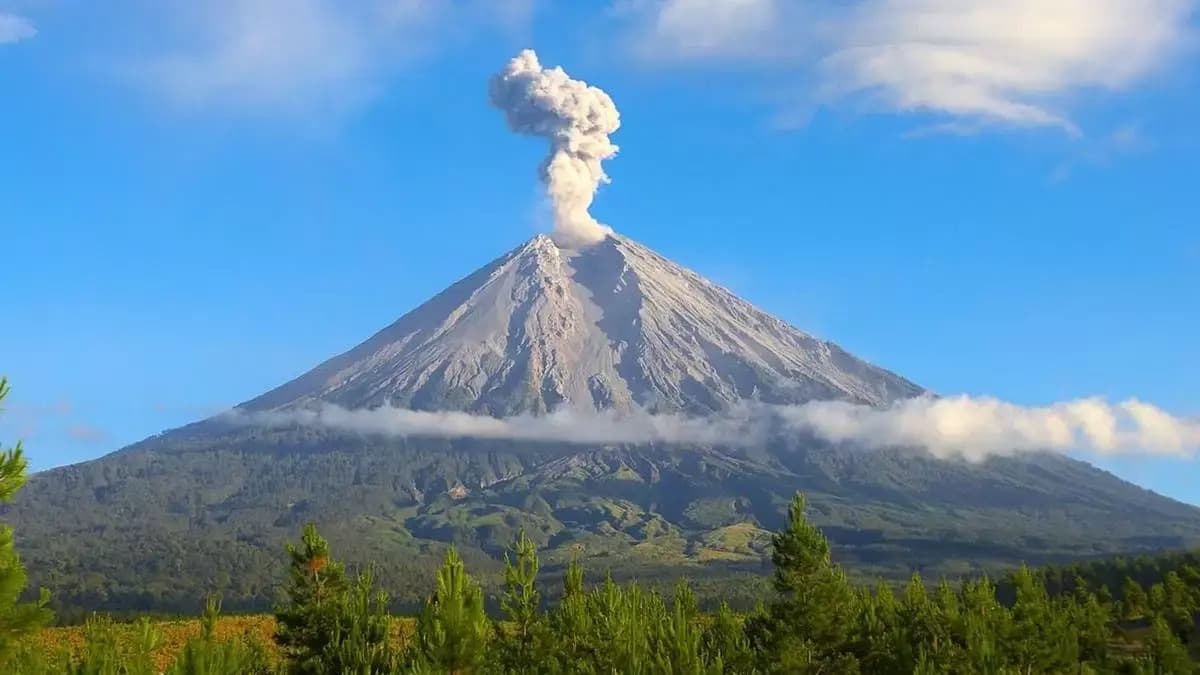 Mahameru Menggeliat: Membaca Bahasa Bumi dari Letusan Semeru Pagi Ini