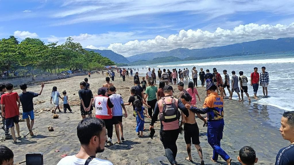 Tragedi Pantai Istiqomah: 3 Bocah Terseret Arus Laut